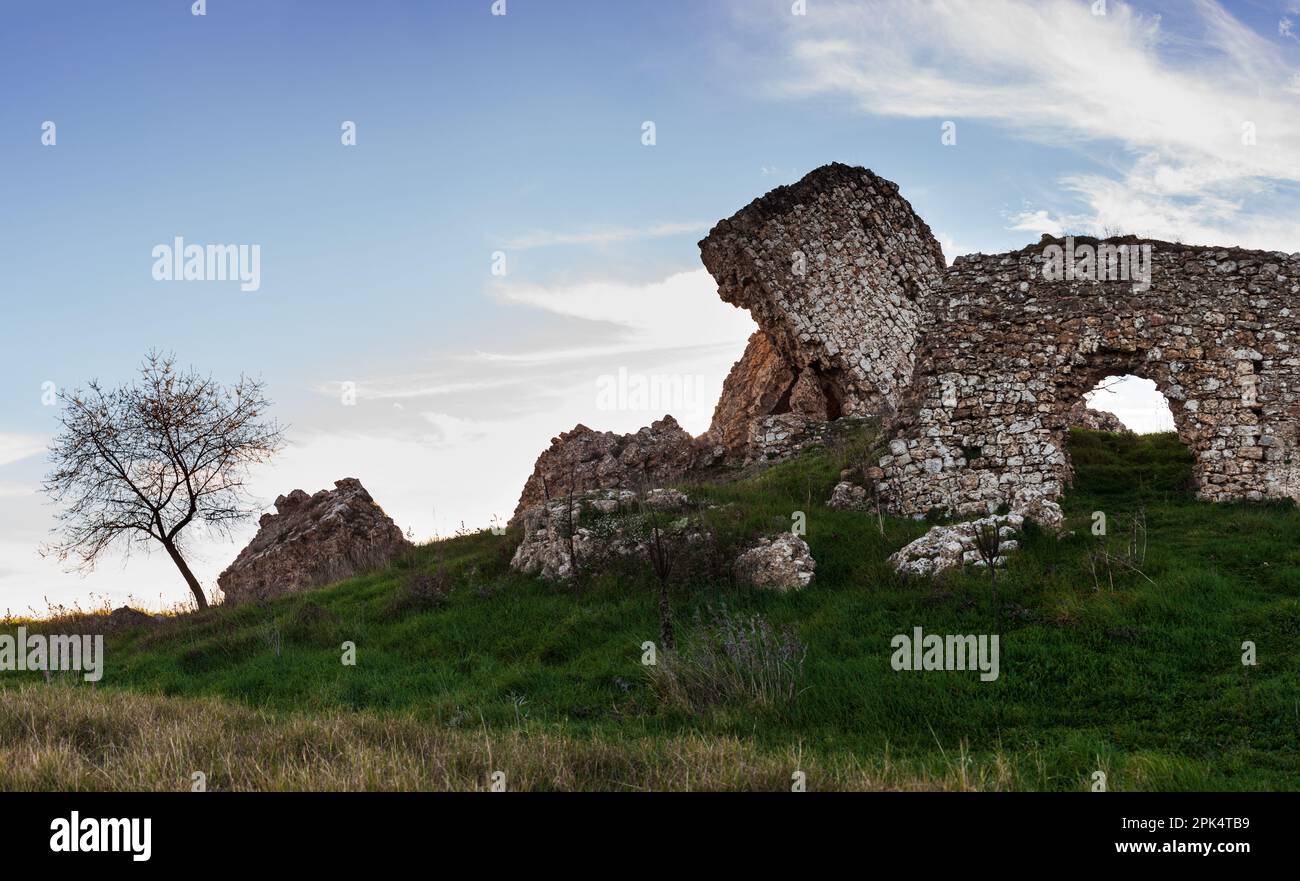 Die Ruinen der verlassenen mittelalterlichen Burg von Aidone namens Castellaccio in der Provinz Enna in Sizilien, Italien Stockfoto