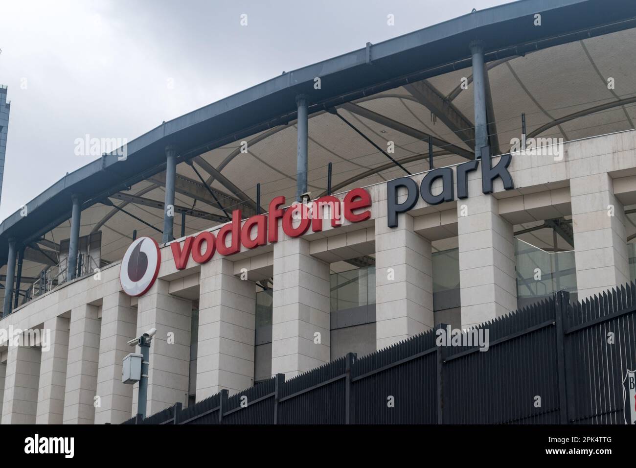 Istanbul, Türkei - 10. Dezember 2022: Logo des Vodafone Park. Der Vodafone Park ist ein Mehrzweckstadion und Heimstadion der Besiktas Jimnastik Kulubu Stockfoto