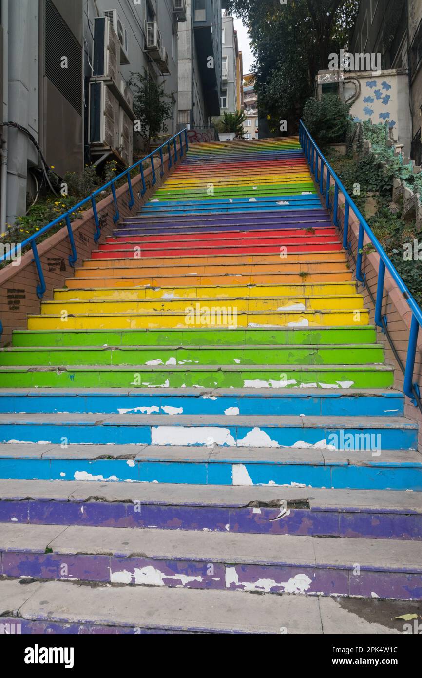 Istanbul, Türkei - 10. Dezember 2022: Regenbogentreppe. Farbenfrohe Stufen. Stockfoto