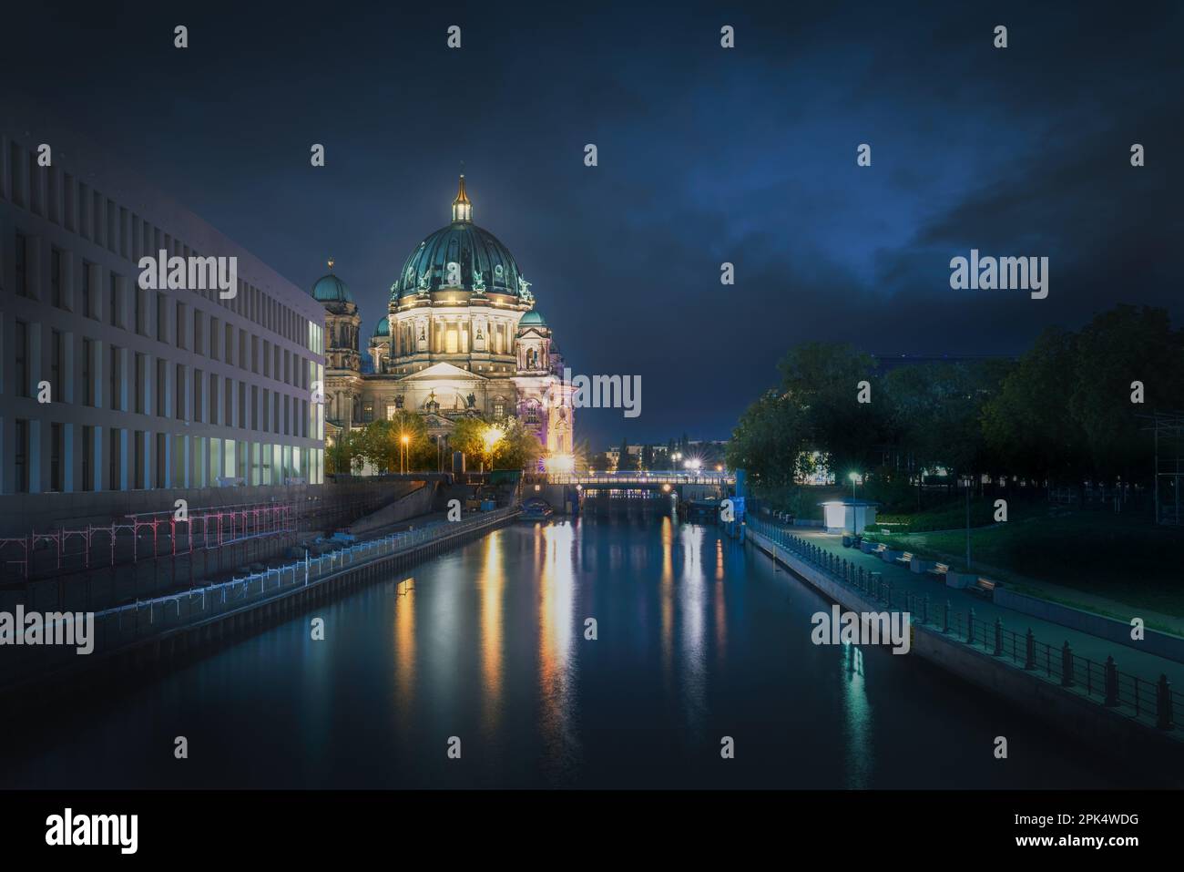 Berliner Dom und Spree bei Nacht - Berlin, Deutschland Stockfoto