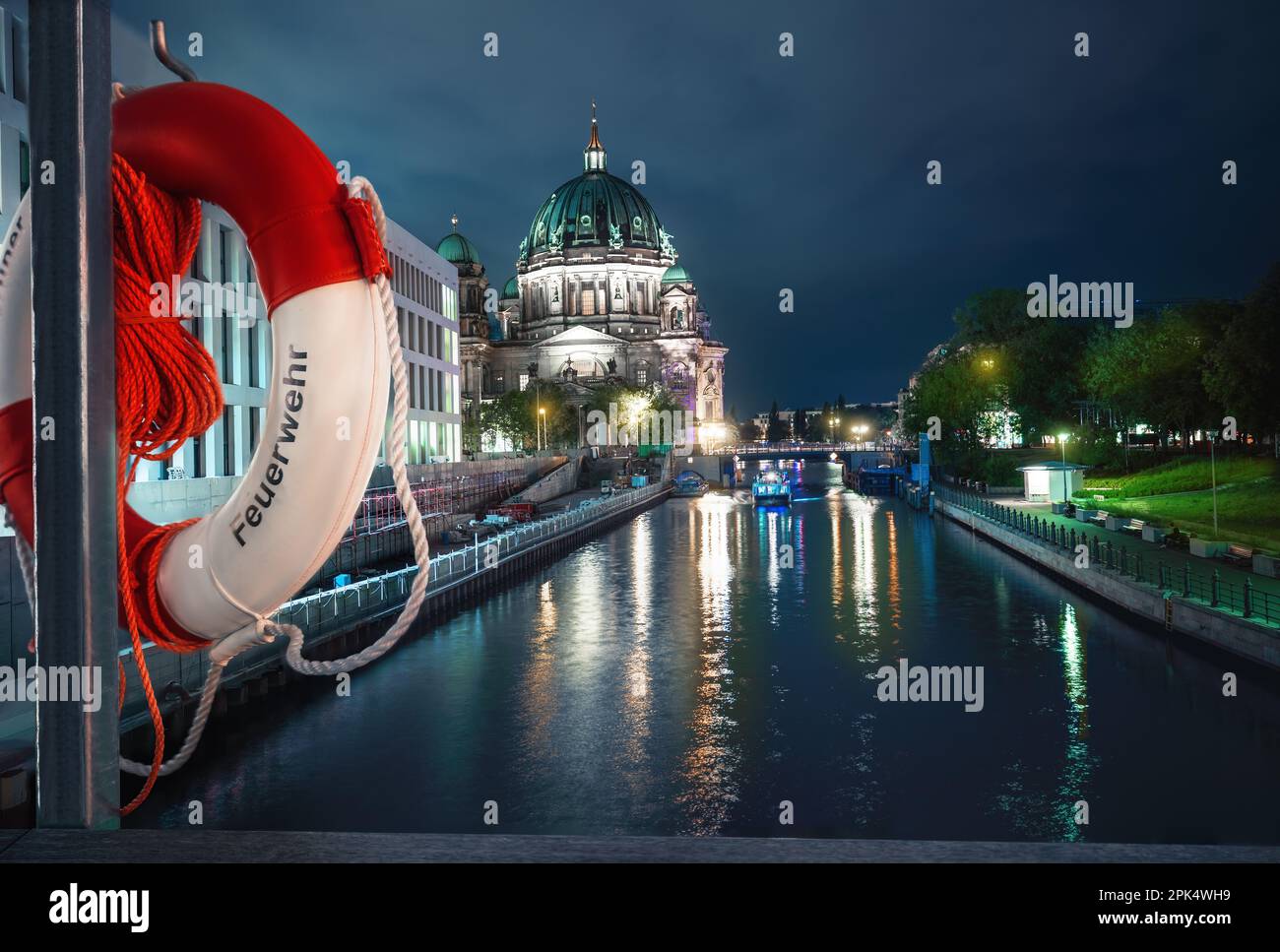 Berliner Dom bei Nacht und Rettungsring an der Rathausbrücke - Berlin, Deutschland Stockfoto