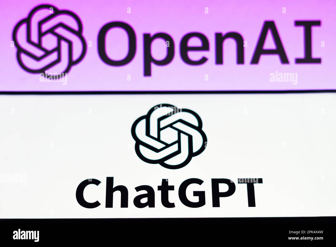Brasilien. 5. April 2023. In dieser Fotoabbildung wird das ChatGPT-Logo auf einem Smartphone und das OpenAI-Firmenlogo auf dem Hintergrund angezeigt. (Kreditbild: © Rafael Henrique/SOPA Images via ZUMA Press Wire) NUR REDAKTIONELLE VERWENDUNG! Nicht für den kommerziellen GEBRAUCH! Stockfoto