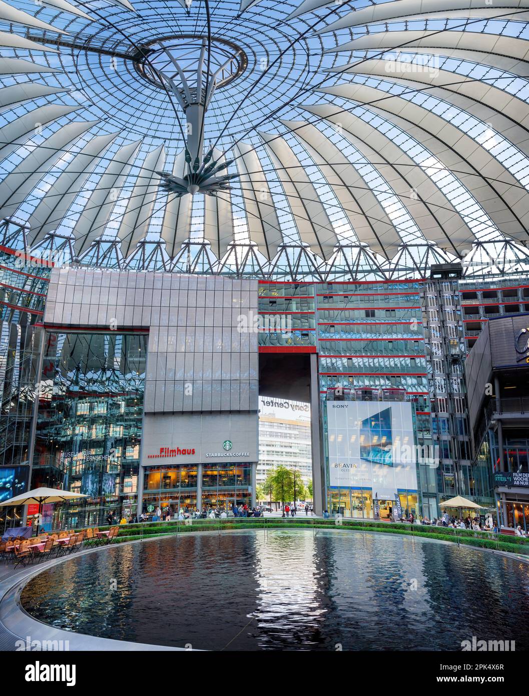 Sony Center Interieur – Berlin, Deutschland Stockfoto