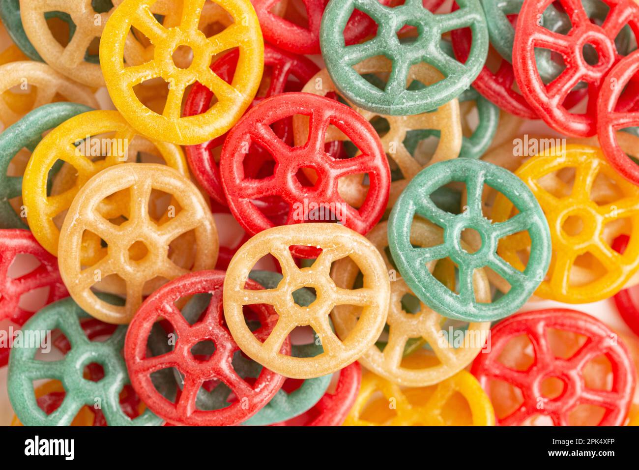 Hintergrund der farbenfrohen Rainbow Raw Wheel Fryums Stockfoto