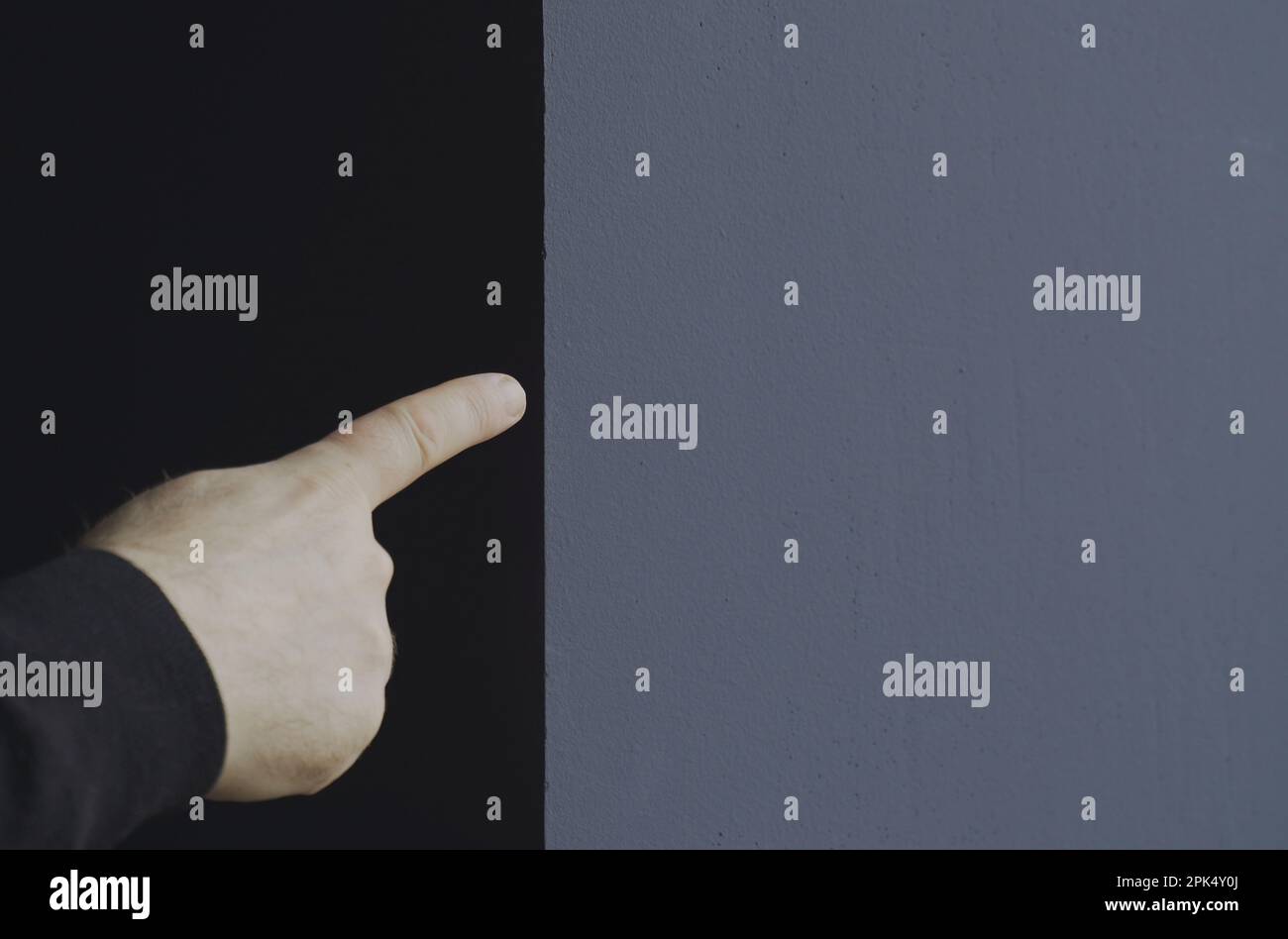 Die Hand eines Mannes zeigt mit dem Finger auf den freien Platz für Text und Werbung. Vorlage, Kopierbereich. Stockfoto