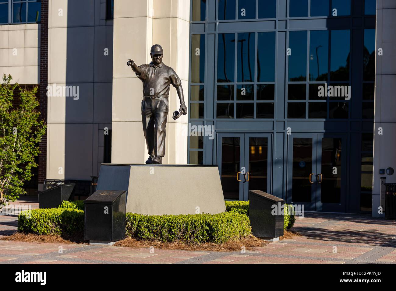 Tallahassee, Florida - März 2023: Trainer Bobby Bowden Statue vor dem Doak Campbell Stadium, Heimstadion des Florida State University Football Stockfoto