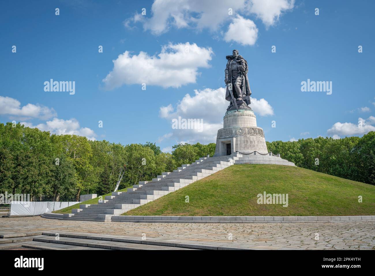 Sowjetdenkmal Soldatenstatue im Treptower Park - Berlin, Deutschland Stockfoto