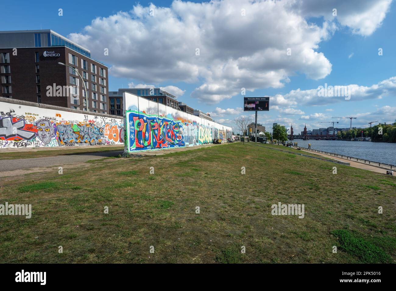 East Side Gallery - permanente Open-Air-Galerie auf dem überlebenden Abschnitt der Berliner Mauer - Berlin, Deutschland Stockfoto