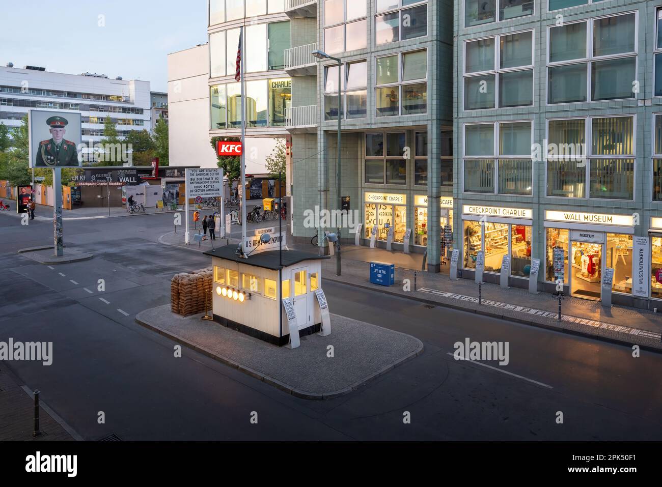 Checkpoint Charlie aus der Vogelperspektive, ehemaliger Berliner Mauerübergang - Berlin, Deutschland Stockfoto