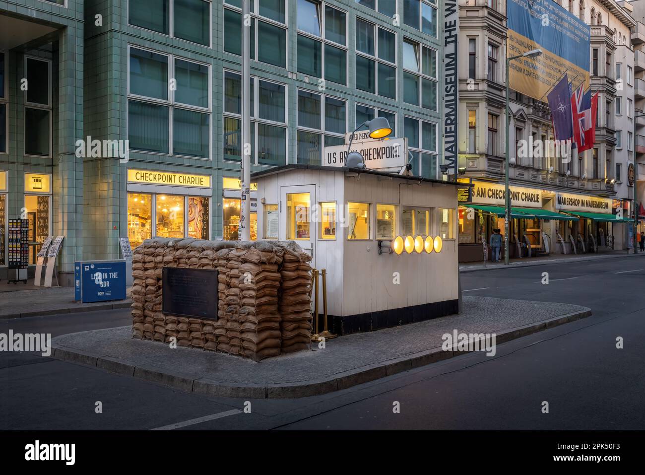 Checkpoint Charlie, ehemaliger Berliner Mauerübergang - Berlin, Deutschland Stockfoto