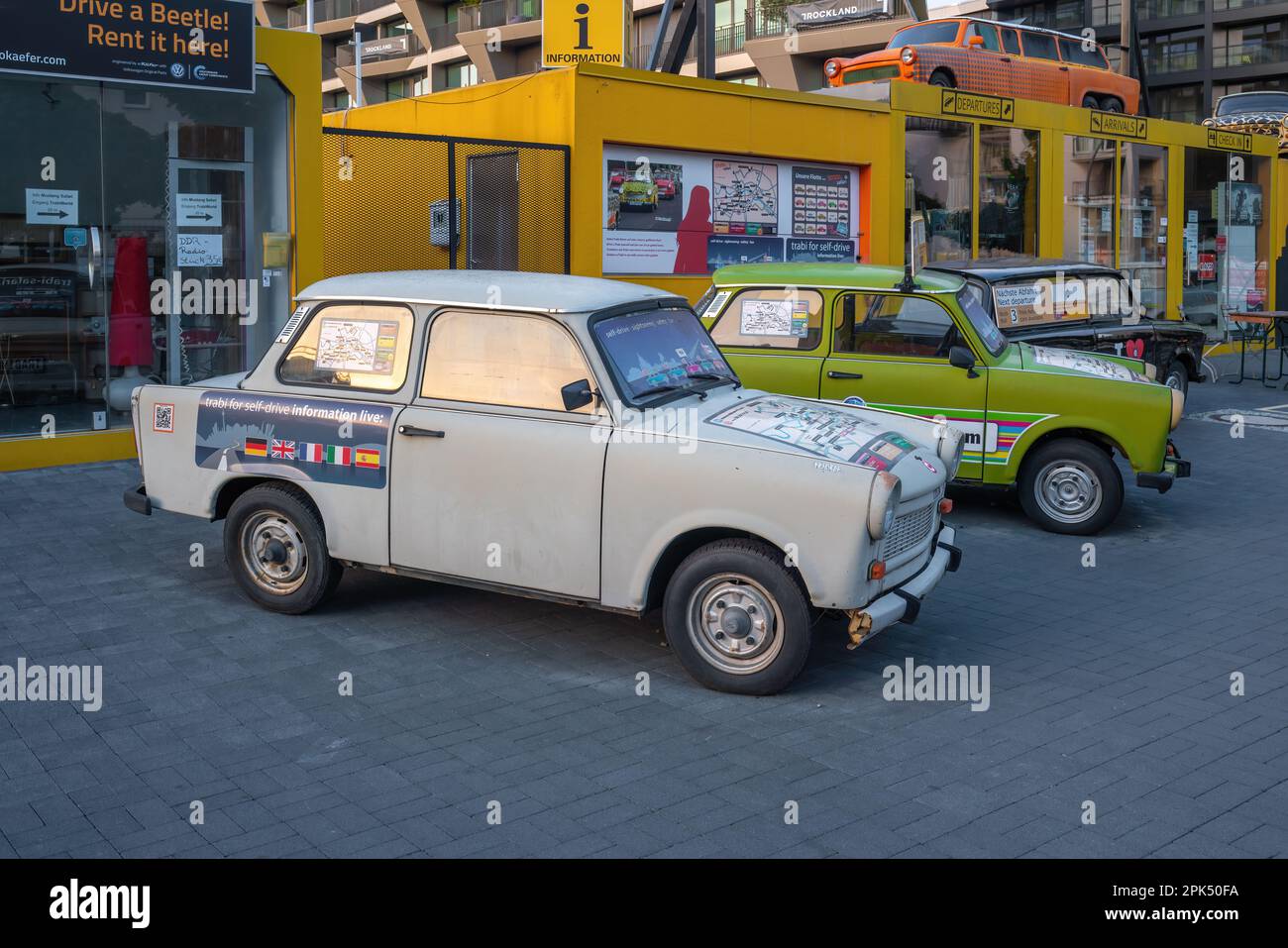 Touristic Trabi Car - Oldtimer Ostdeutscher Trabant Fahrzeug - Berlin, Deutschland Stockfoto