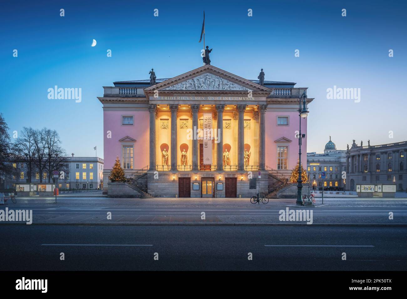 Berliner Staatsoper bei Nacht - Berlin, Deutschland Stockfoto