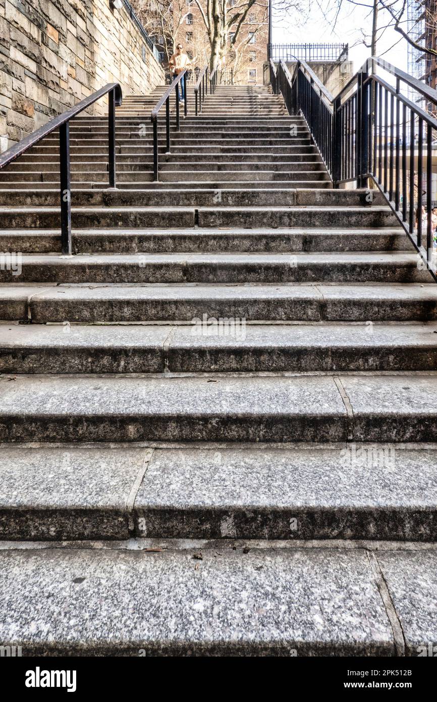 Die Treppe vom Bürgersteig nach Tudor City stellt ein gewaltiges Hindernis für Behinderte dar, 2023, New York City, USA Stockfoto