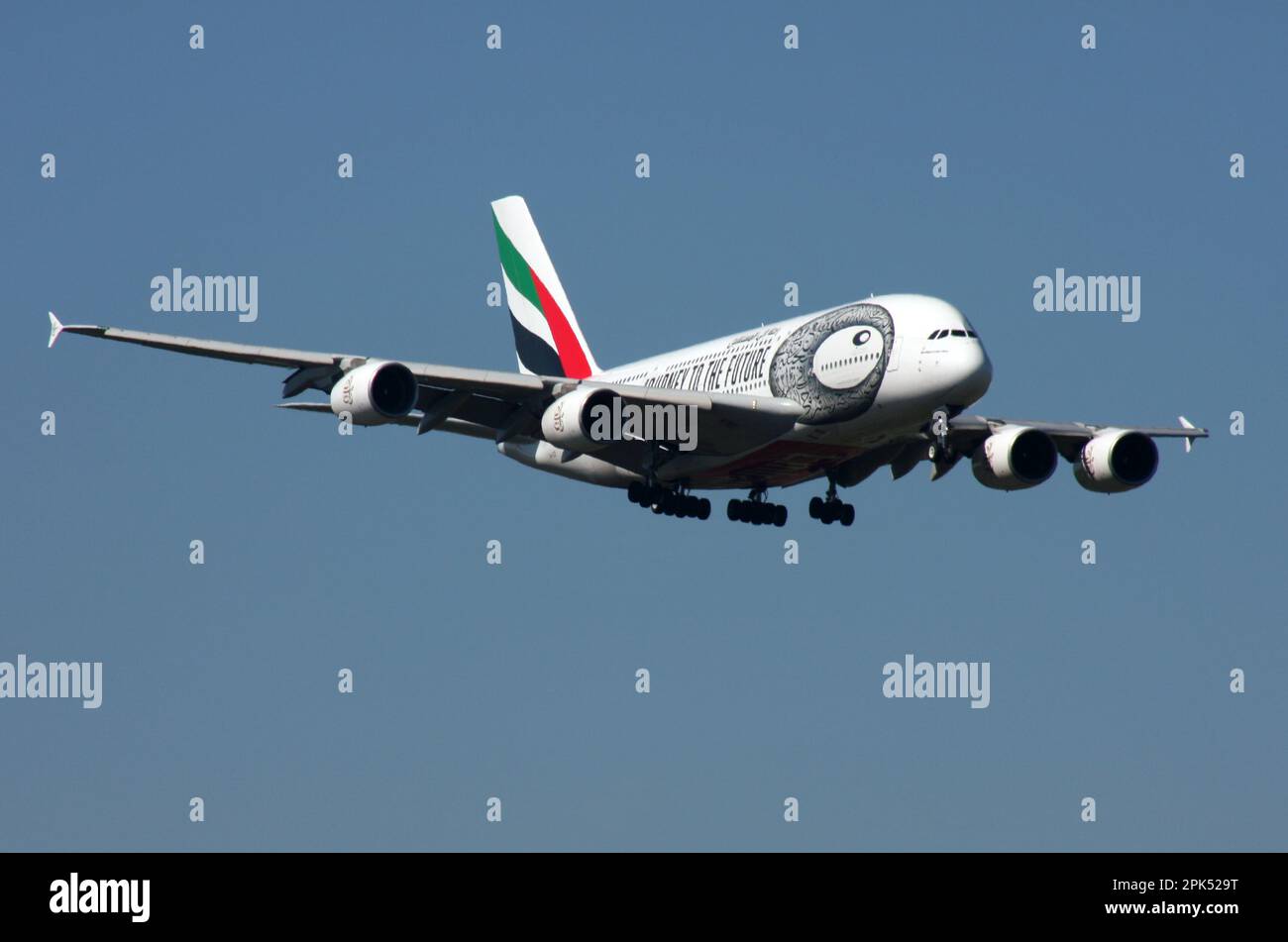 Airbus A380 von Emirates auf einer besonderen Reise in die zukünftige Lackierung nähert sich dem London Gatwick Airport Stockfoto