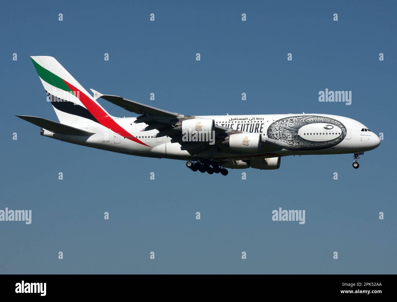 Airbus A380 von Emirates auf einer besonderen Reise in die zukünftige Lackierung nähert sich dem London Gatwick Airport Stockfoto