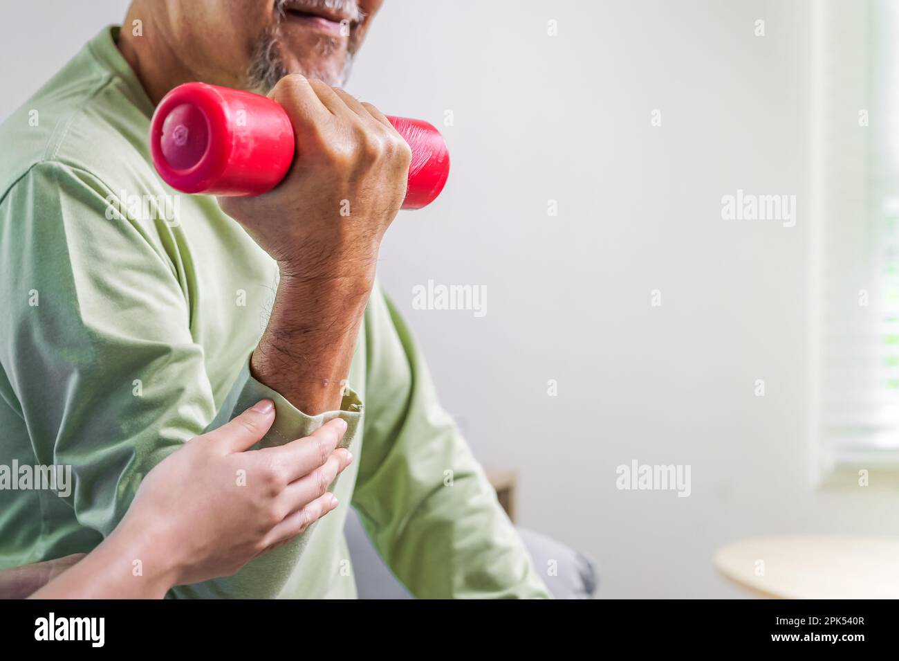 Senioren, die nach einer Operation Physiotherapie durchführen Stockfoto