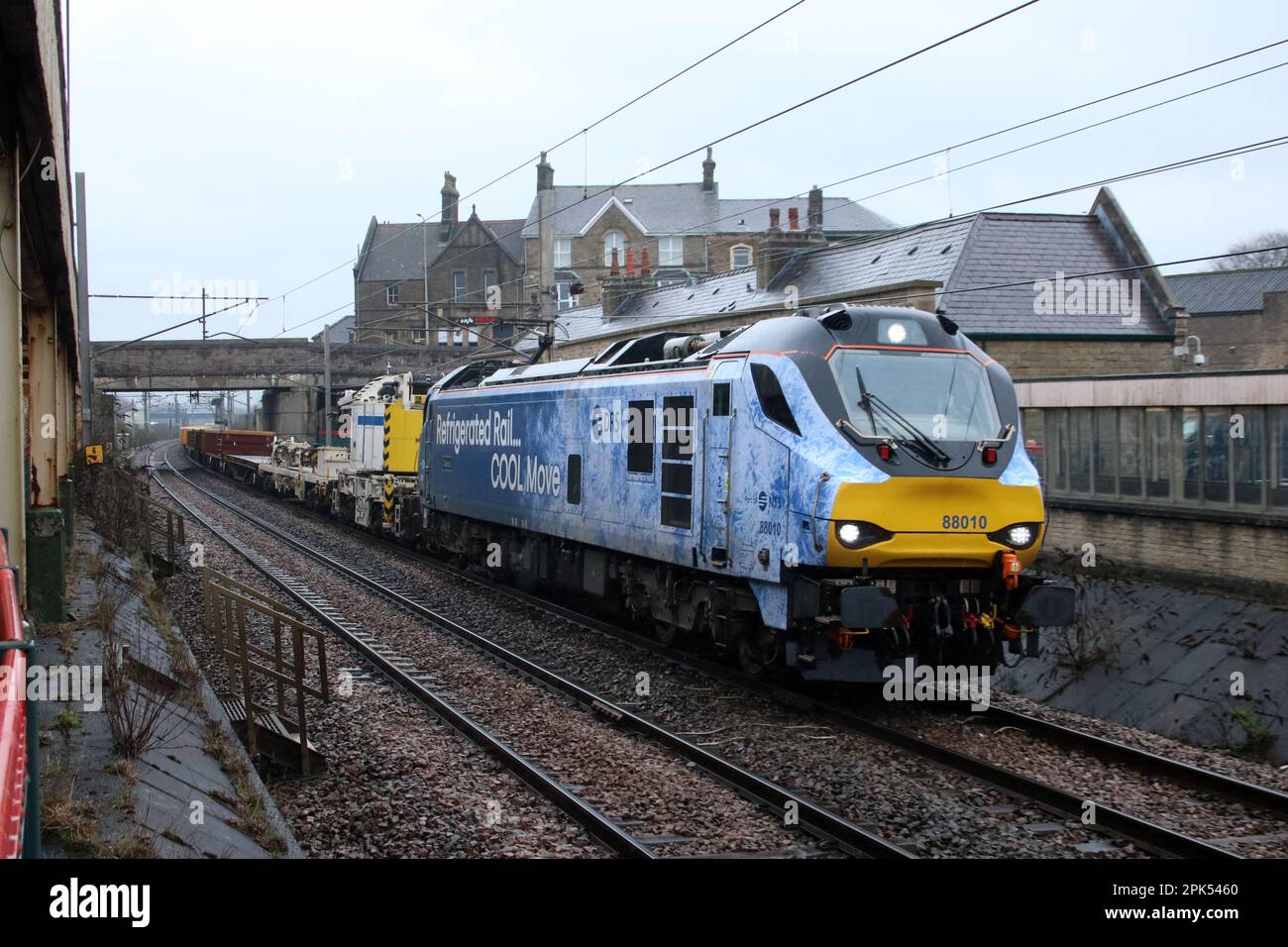 DRS-Klasse 88 bimode Loco 88010, genannt Aurora, trägt eine spezielle Aufkleberfolie - Kühlschiene... Cool Move – bei Carnforth am WCML 5. April 2023. Stockfoto
