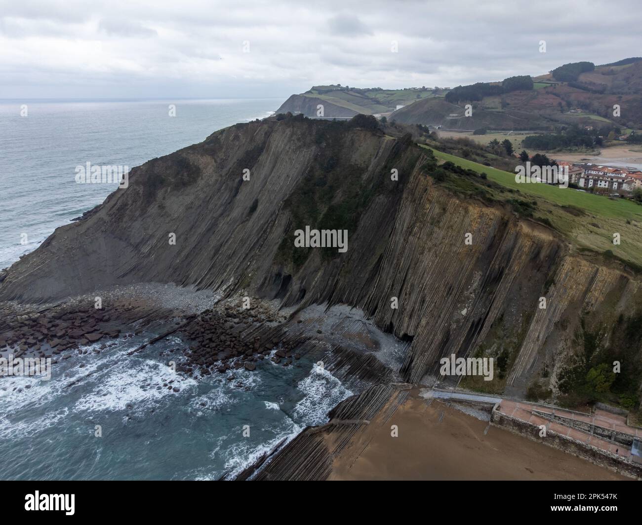 Blick auf steil geneigte Schichten von Flysch-geologischer Formation an der Atlantikküste bei Zumaia bei Ebbe, Baskenland, Spanien Stockfoto