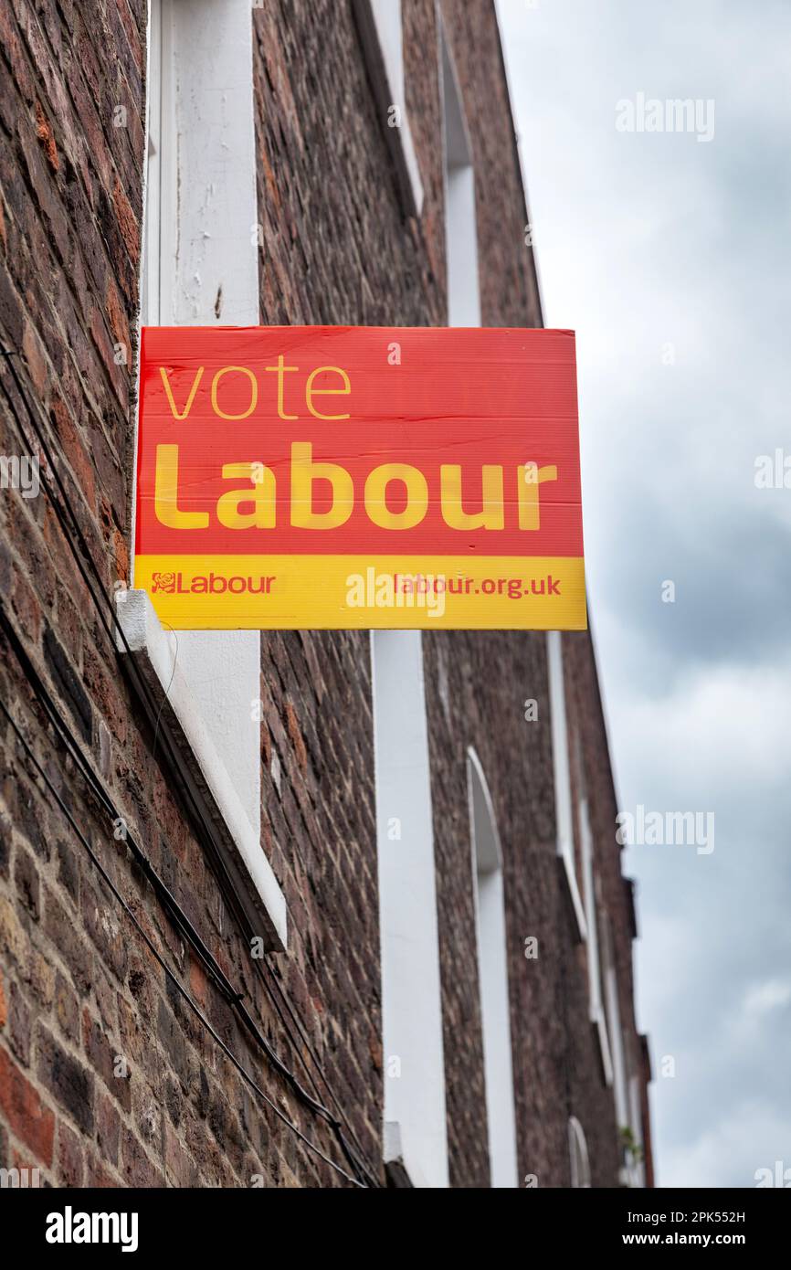 Ein politisches Zeichen an einer Mauer im Londoner Bezirk Islington, das die Wähler auffordert, die Labour Party bei den lokalen Parlamentswahlen zu unterstützen. Stockfoto