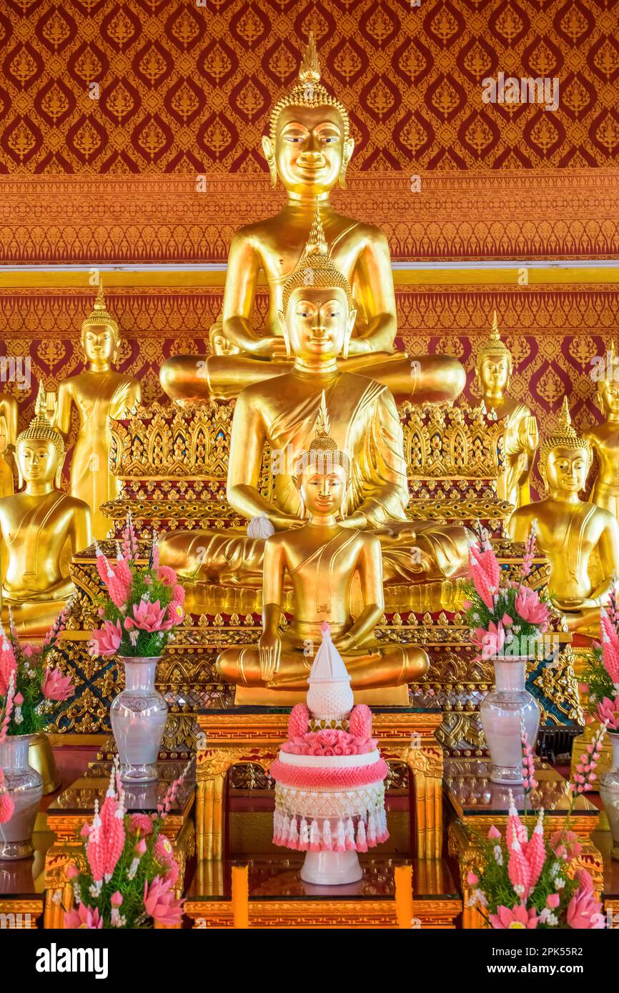 Mehrschichtige Buddhas in Wat Phra Phiren, einem kleinen Tempel in Bangkok, Thailand Stockfoto