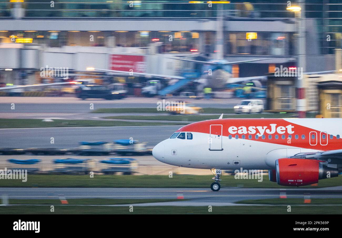 SCHIPHOL - Flugzeug am Flughafen Schiphol. Die Entscheidung des Staates, die Zahl der Flüge über den Flughafen Schiphol für die Saison 2023/2024 von 500.000 auf 460.000 zu reduzieren, wurde aufgehoben. Fluggesellschaften hatten gegen diese Entscheidung Klage erhoben. Das Gericht stellt nun fest, dass der Staat nicht das korrekte Verfahren befolgt hat, bevor die Regierung die Kontraktion bei Schiphol bekannt gab. ANP JEFFREY GROENEWEG niederlande raus - belgien raus Stockfoto