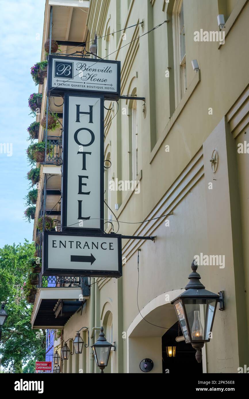 NEW ORLEANS, LA, USA - 2. APRIL 2023: Bienville House Hotel im French Quarter Stockfoto