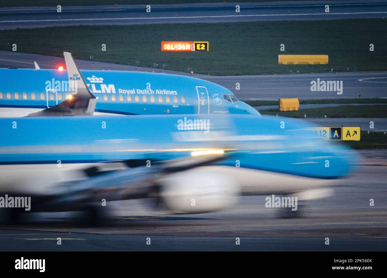 SCHIPHOL - Flugzeug am Flughafen Schiphol. Die Entscheidung des Staates, die Zahl der Flüge über den Flughafen Schiphol für die Saison 2023/2024 von 500.000 auf 460.000 zu reduzieren, wurde aufgehoben. Fluggesellschaften hatten gegen diese Entscheidung Klage erhoben. Das Gericht stellt nun fest, dass der Staat nicht das korrekte Verfahren befolgt hat, bevor die Regierung die Kontraktion bei Schiphol bekannt gab. ANP JEFFREY GROENEWEG niederlande raus - belgien raus Stockfoto