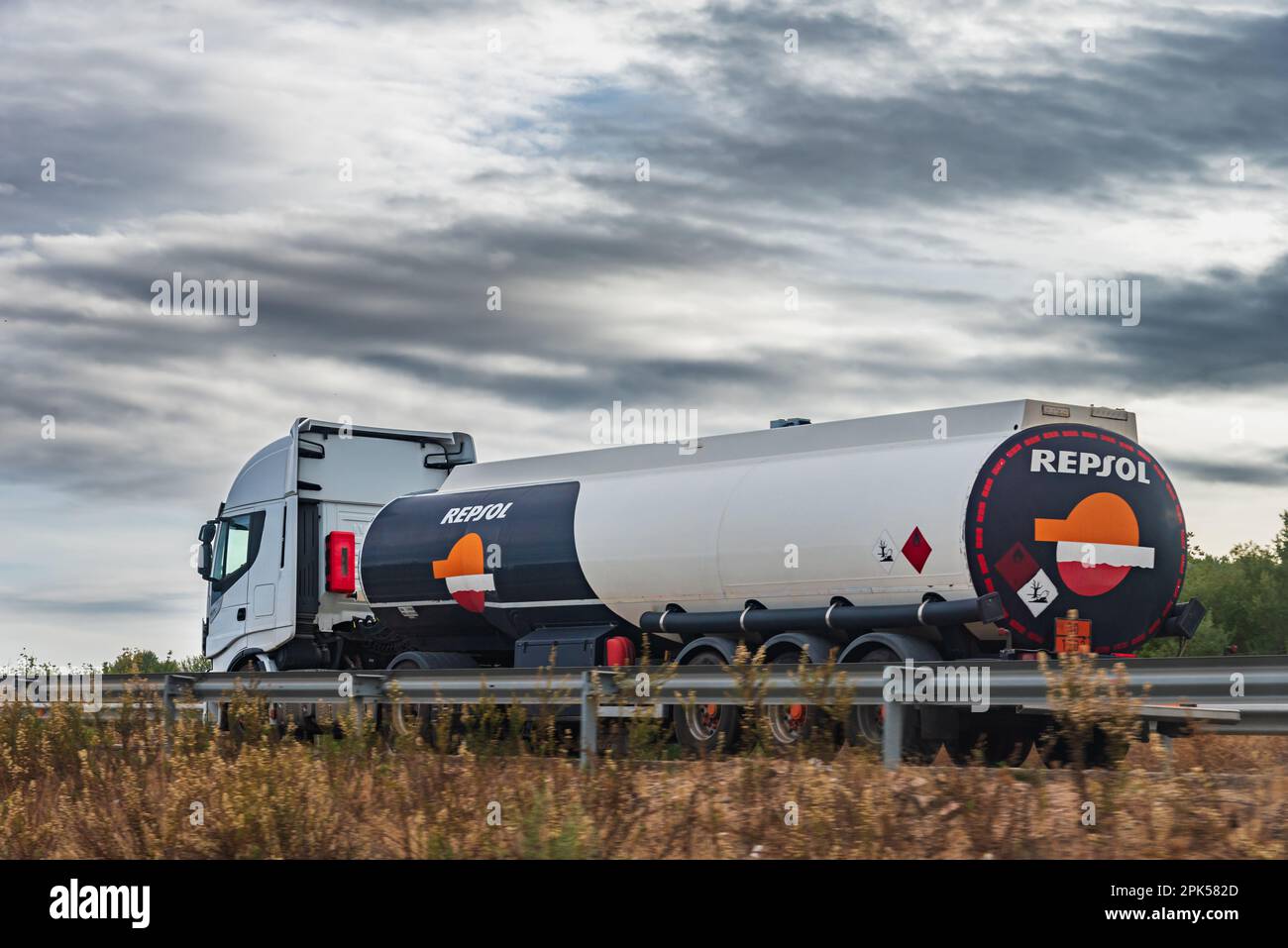 7/3/2023 Jaén, Spanien. Tankwagen der Repsol Company. Stockfoto