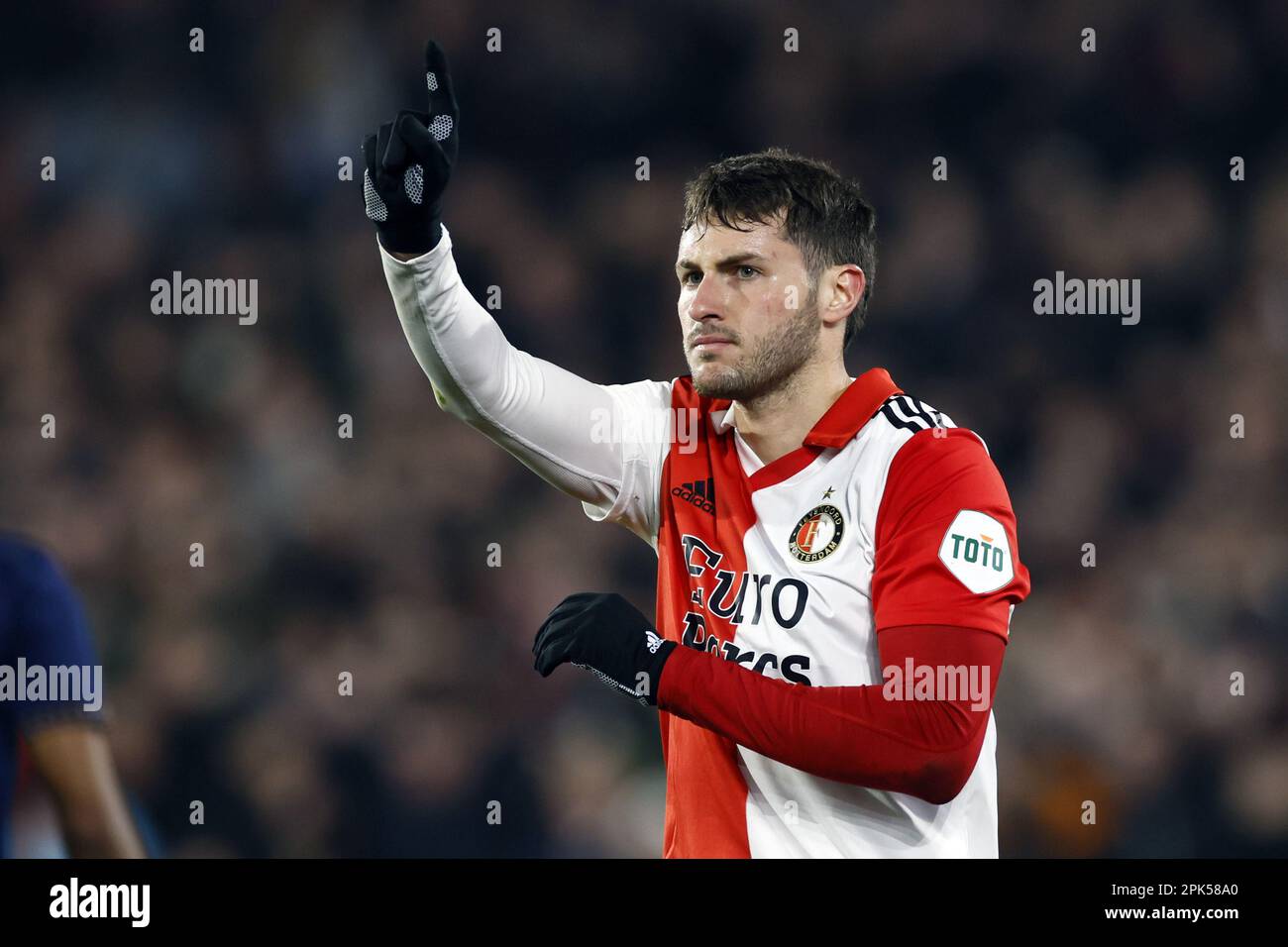 ROTTERDAM - Santiago Gimenez von Feyenoord während des Halbfinales des TOTO-KNVB-Cup-Spiels zwischen Feyenoord und Ajax im Feyenoord-Stadion de Kuip am 5. April 2023 in Rotterdam, Niederlande. ANP KOEN VAN WEEL Stockfoto