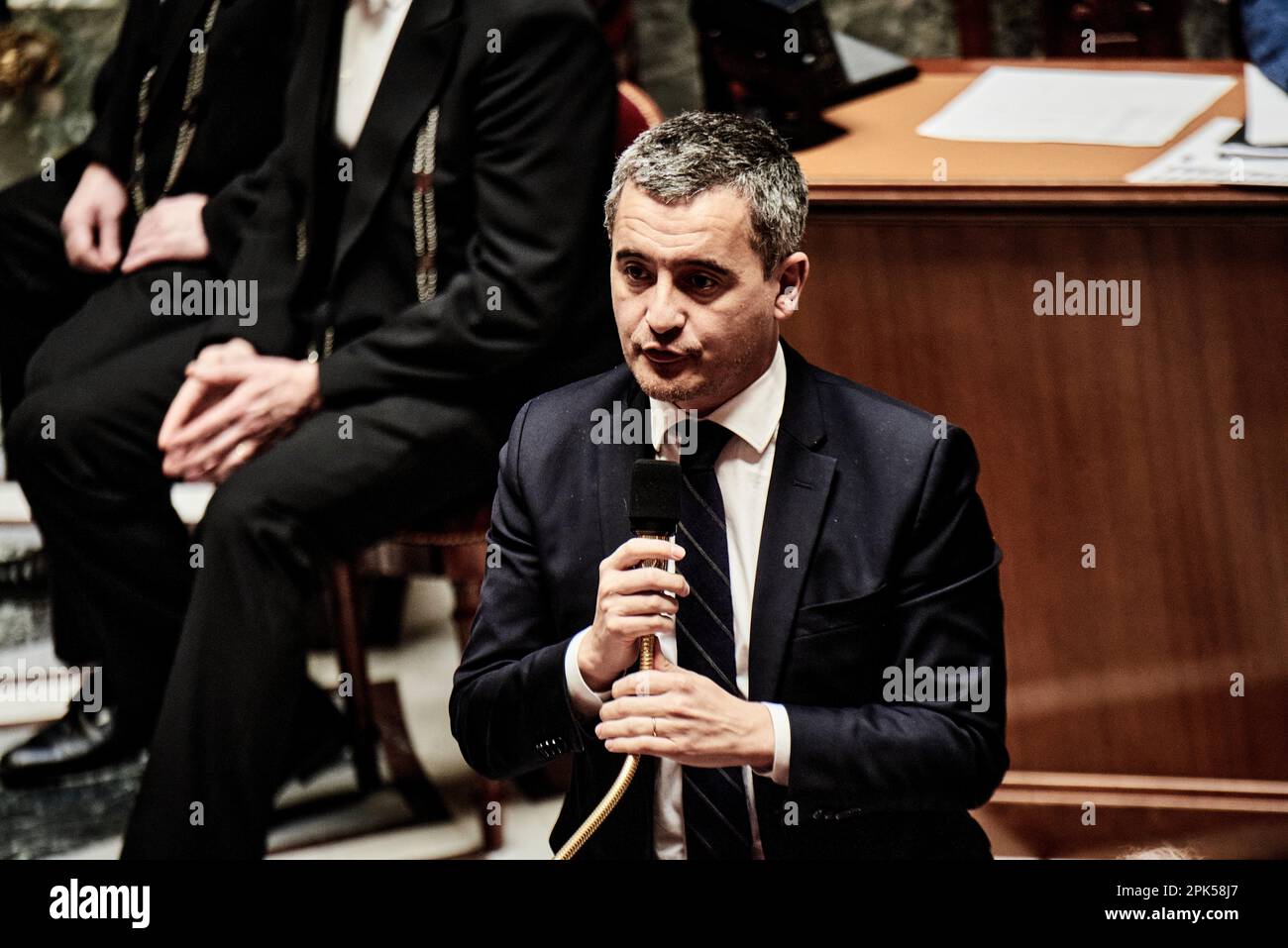 Antonin Burat / Le Pictorium - 4/4/2023 - Frankreich / Ile-de-France (Region) / Paris - Innenminister Gerald Darmanin beantwortet die Abgeordneten während der Fragestunde mit Anfragen an die Regierung am 4. April 2023 in der französischen Nationalversammlung. Stockfoto