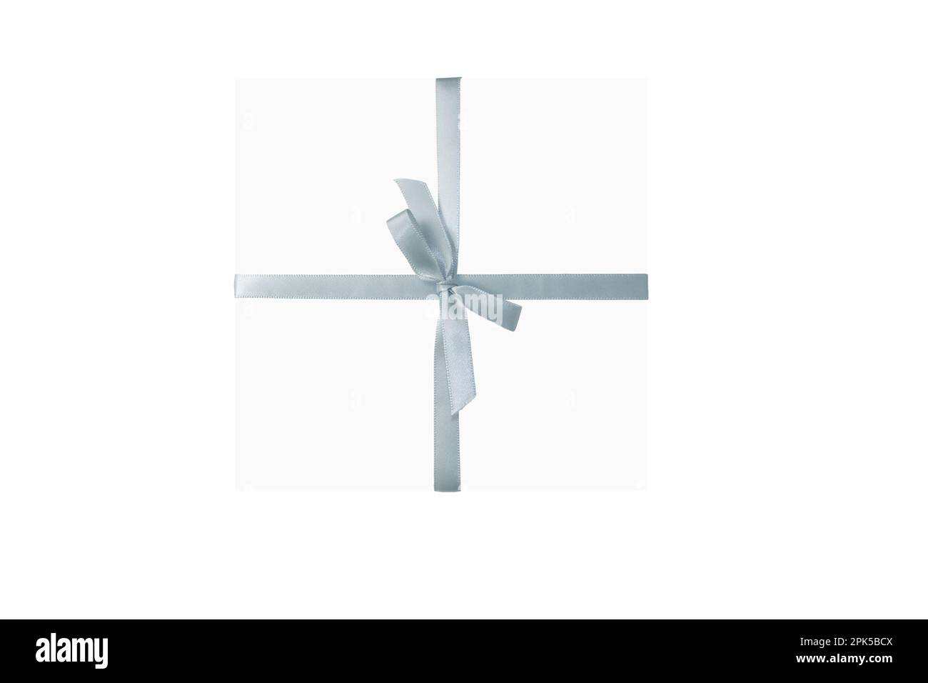Graue silberne Schleife aus Satinband, die auf der quadratischen Geschenkbox isoliert auf Weiß gebunden ist Stockfoto