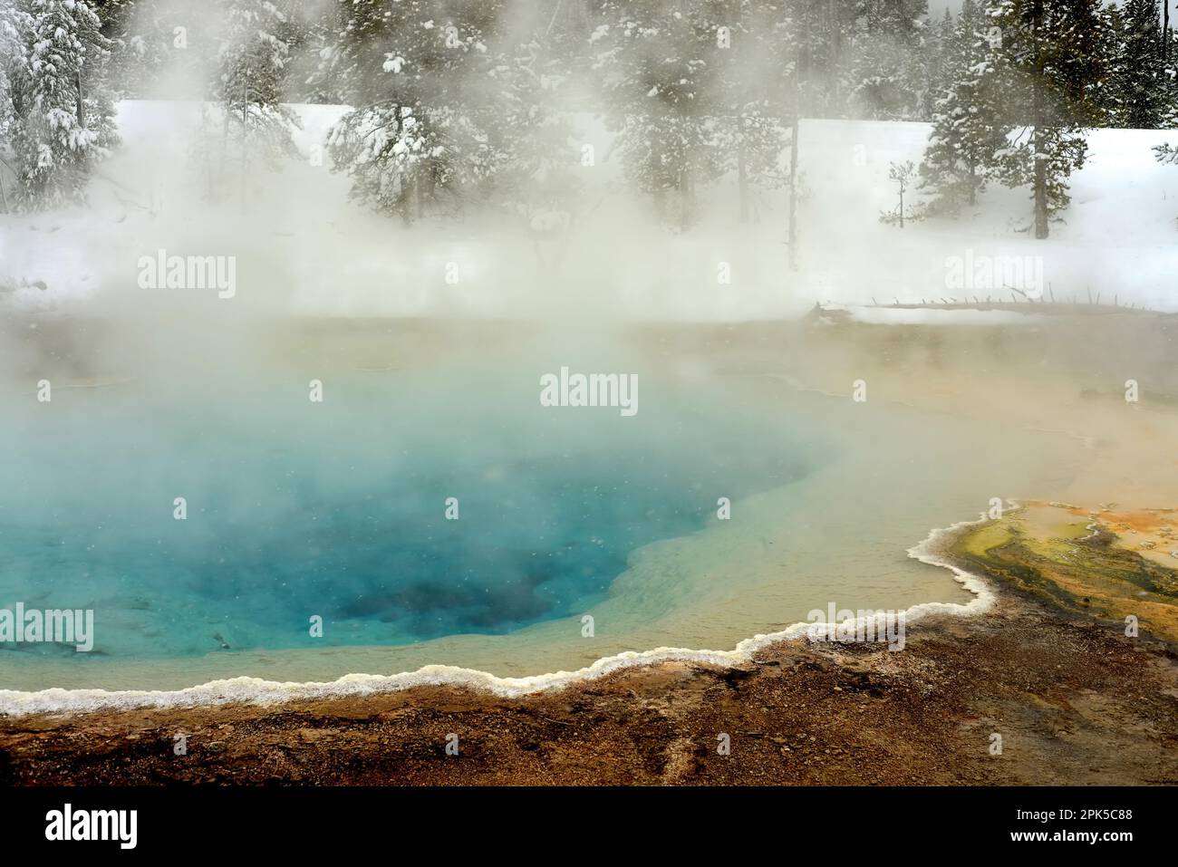 Geothermisches Schwimmbad im Winter Yellowstone National Park Stockfoto