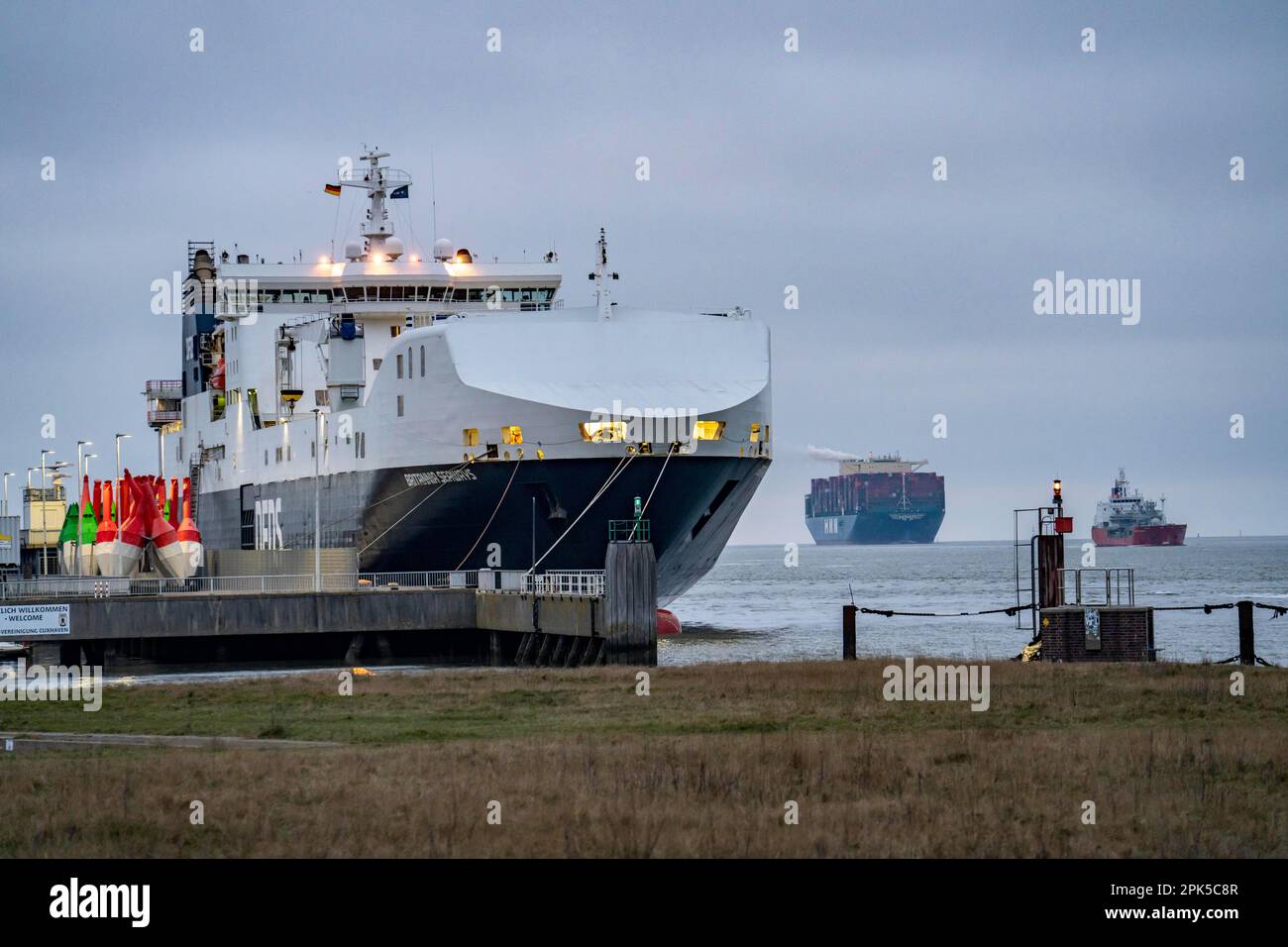 Britannia Seaways, RoRo-Frachtschiff, betrieben von DFDS Seaways Shipping Company, am Pier neben der Alten Liebe, am Hafen in Cuxhaven, Frachtschiff Stockfoto