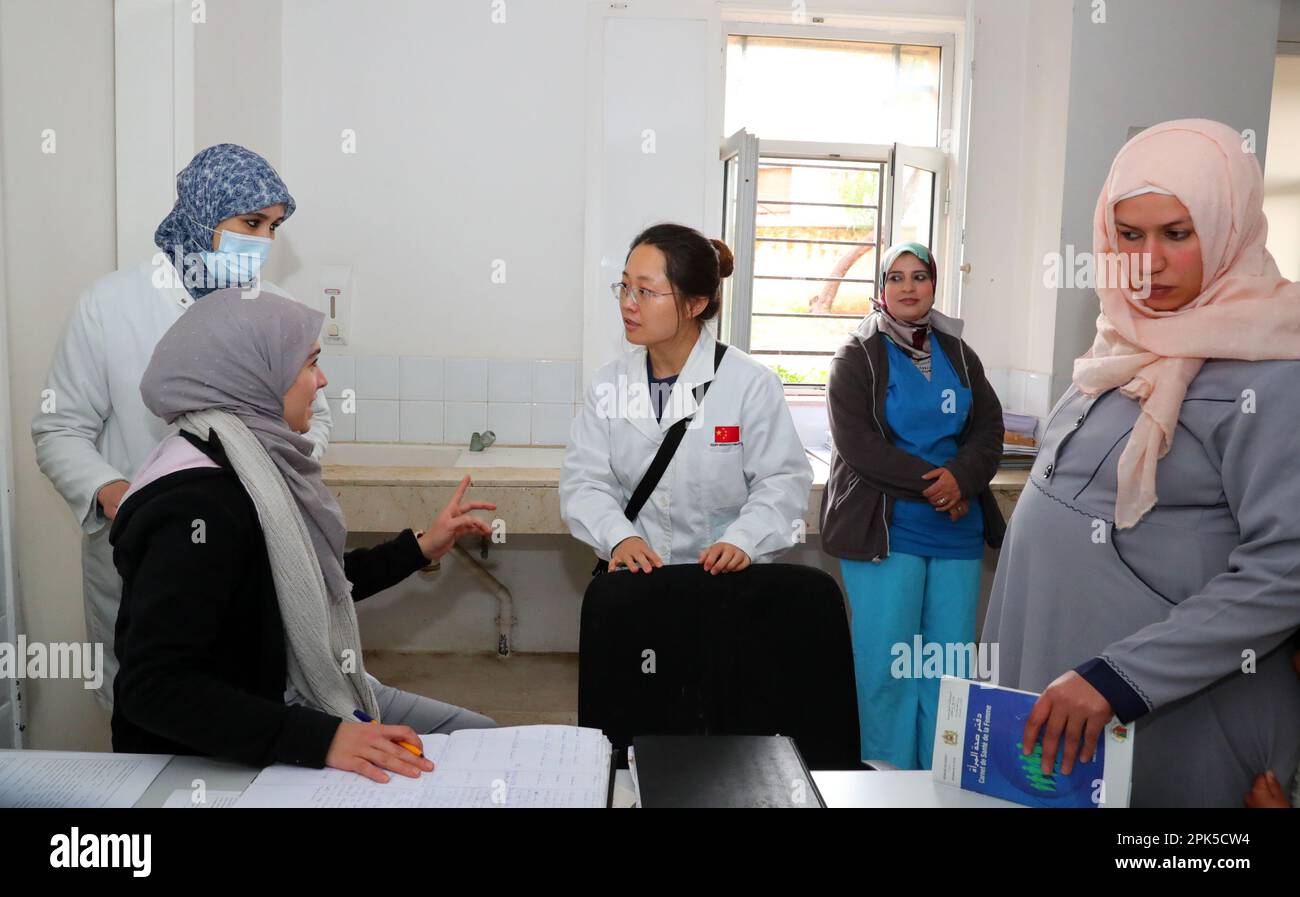 Settat, Marokko. 5. April 2023. Der chinesische Arzt Zhou Long (3. l) spricht am 27. Februar 2023 mit marokkanischen Ärzten im Krankenhaus Hassan II in Settat, Marokko. Seit fast einem halben Jahrhundert haben sich chinesische Ärzte, hauptsächlich Geburtshelfer und Gynäkologen, einen hervorragenden Ruf für ihre Professionalität und ihr Engagement in einigen entlegenen Gebieten Marokkos erworben. Viele schwangere Frauen aus dem ganzen Land kommen, um medizinische Beratung und Geburtenbetreuung von ihnen zu suchen. Kredit: Sui Xiankai/Xinhua/Alamy Live News Stockfoto