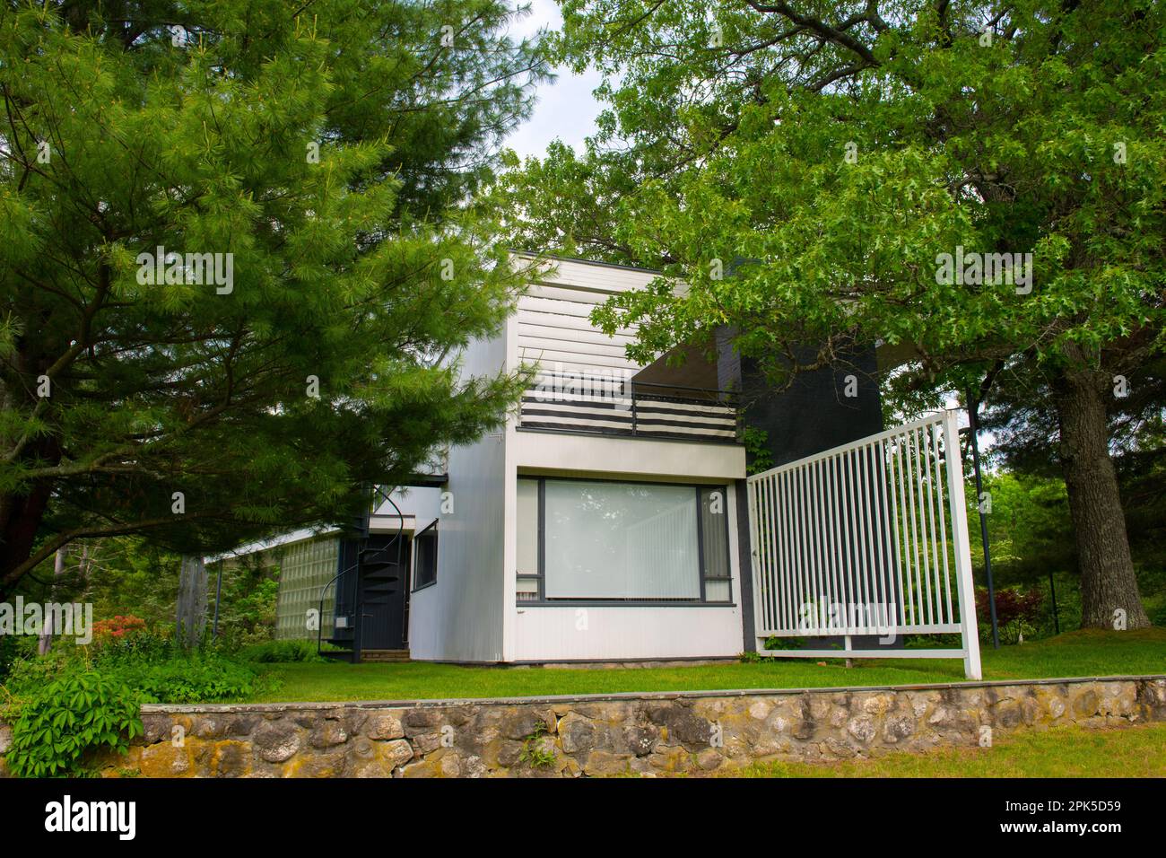 Das Gropius House wurde 1937 im Bauhaus-Stil erbaut und vom modernistischen Architekten Walter Gropius an der Baker Bridge Road 68 in Lincoln, Massachu, entworfen Stockfoto