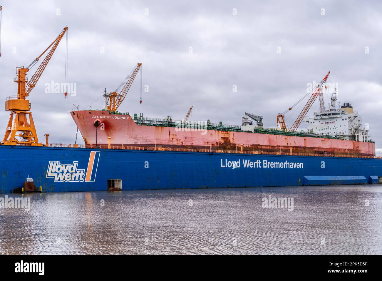 Lloyd Werft, Trockendock, Frachter Atlantic Journey, Werft im Überseehafen Bremerhaven, Bremen, Deutschland Stockfoto