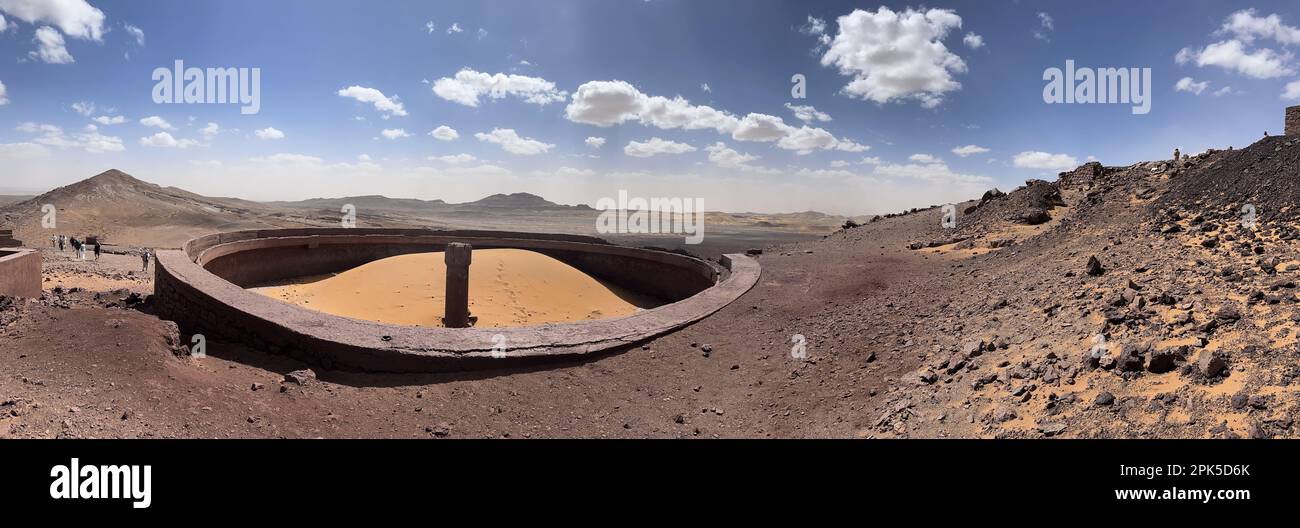 Merzouga, Marokko, Afrika: Panoramablick in der Sahara-Wüste bei den Fossilminen im Schwarzgebirge, blauer Himmel und weiße Wolken Stockfoto