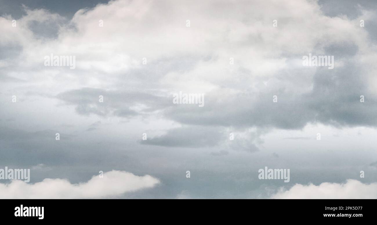 Allgemeiner Blick auf dunkle und weiße mehrfache Wolken über grauem Himmel Stockfoto