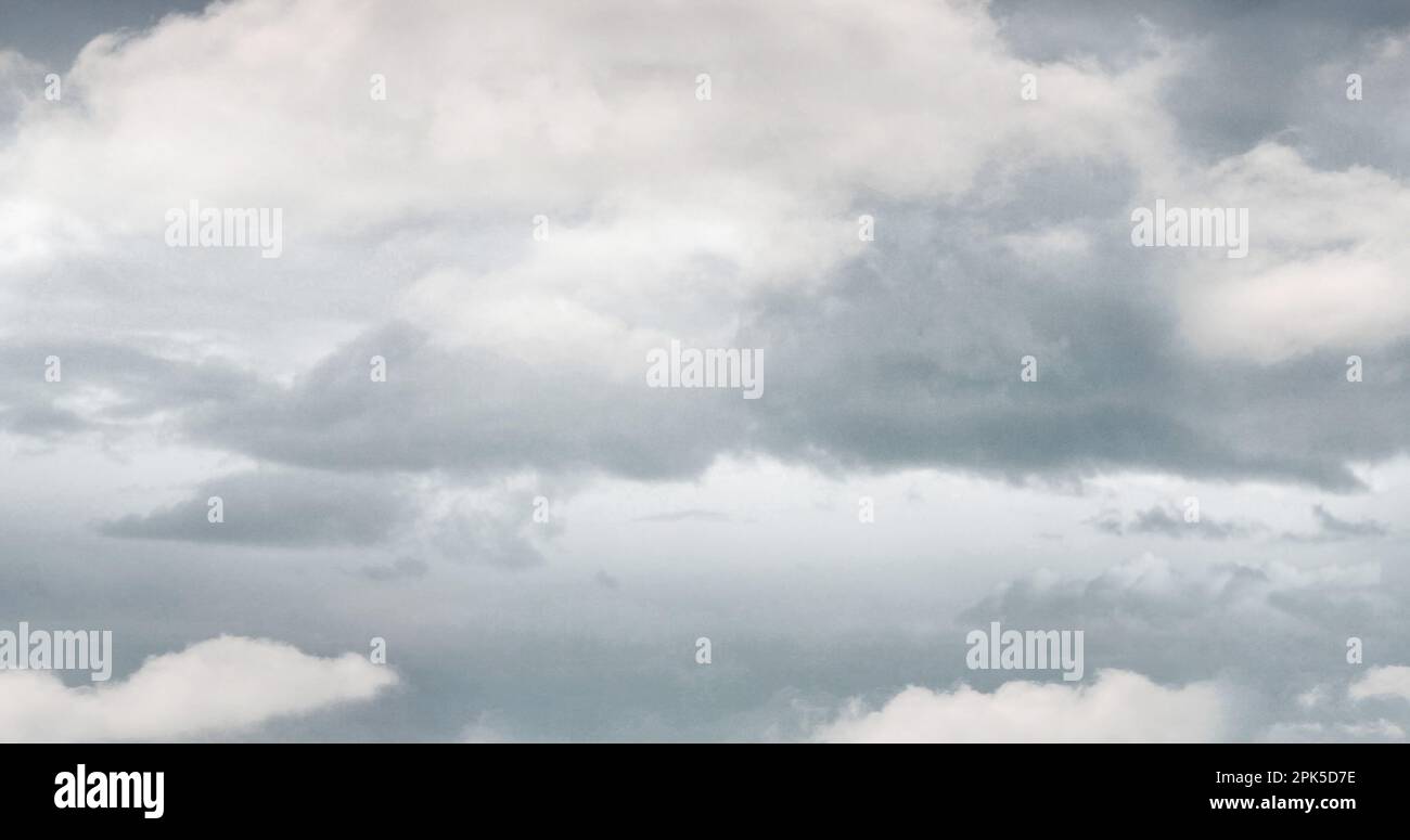 Allgemeiner Blick auf dunkle und weiße mehrfache Wolken über grauem Himmel Stockfoto