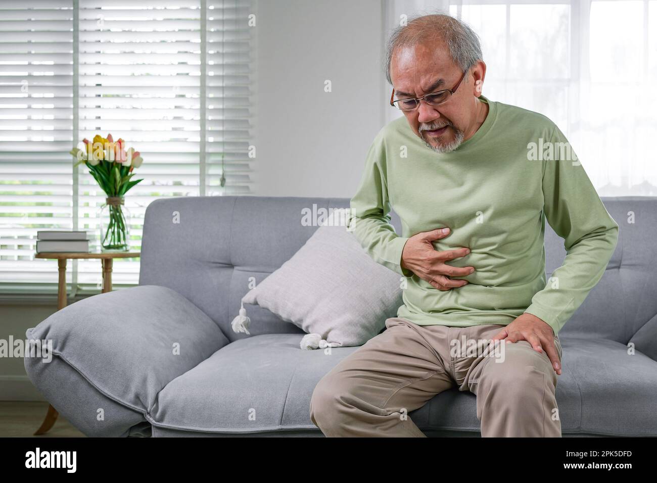 Seniorenmenschen fühlen sich furchtbar schlecht Stockfoto