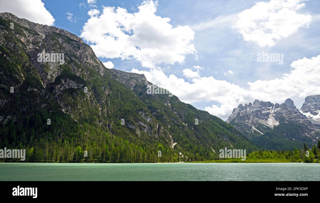 Majestätischer See und Berge, Lago di Landro nahe Monte Piana, Italien Stockfoto