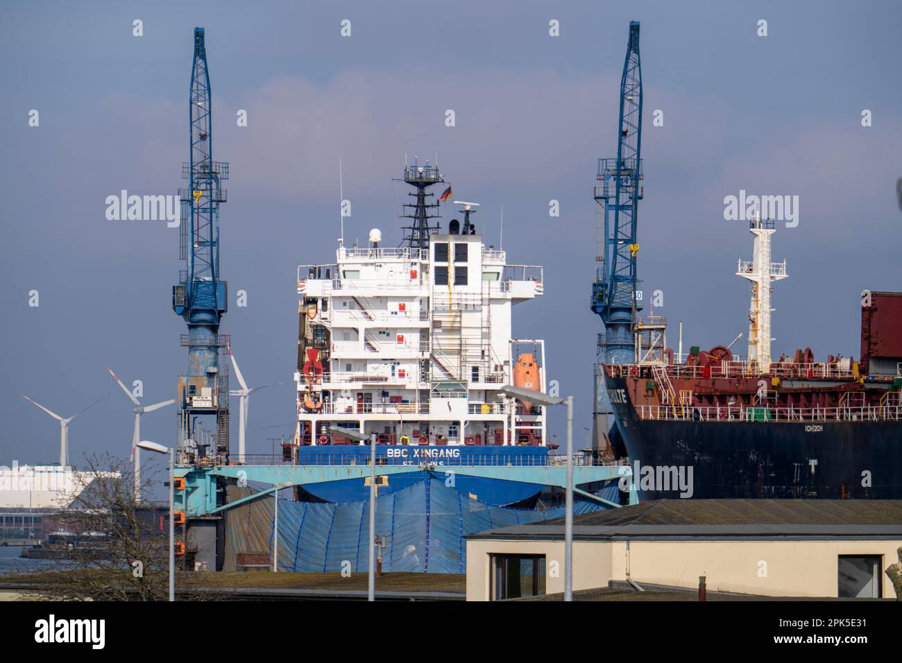 Werft Dock 5, Frachter BBC Xingang Trockendock, Frachter Adam Schulte, Werft im Überseehafen Bremerhaven, Bremen, Deutschland Stockfoto