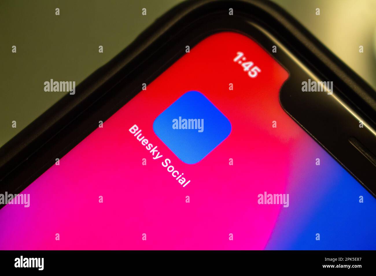 Vancouver, KANADA - März 29 2023 : Icon of Bluesky Social in iPhone gesehen. BlueSky ist eine Initiative zur Entwicklung eines dezentralisierten Protokolls für soziale Netzwerke Stockfoto