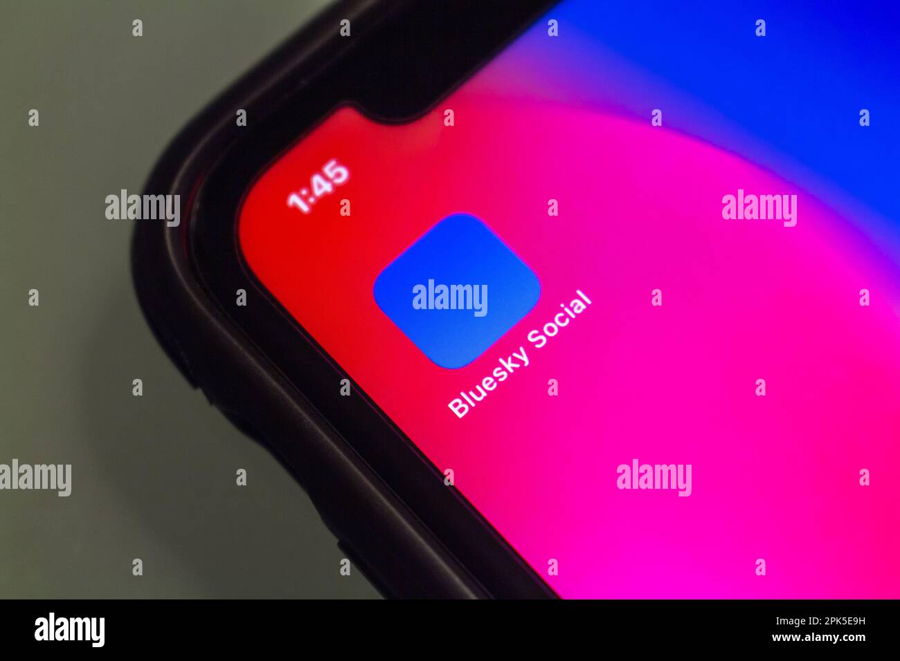 Vancouver, KANADA - März 29 2023 : Icon of Bluesky Social in iPhone gesehen. BlueSky ist eine Initiative zur Entwicklung eines dezentralisierten Protokolls für soziale Netzwerke Stockfoto