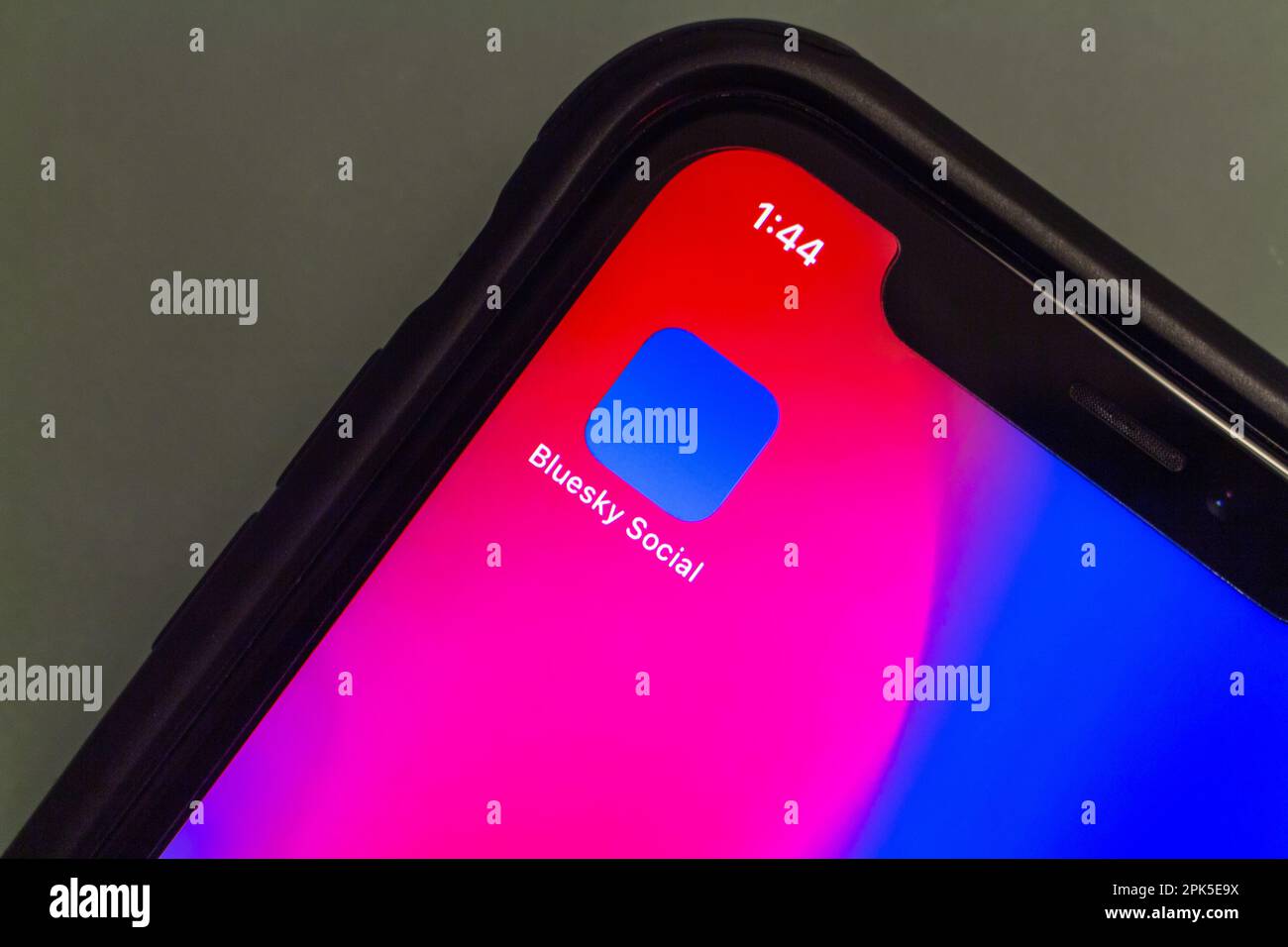 Vancouver, KANADA - März 29 2023 : Icon of Bluesky Social in iPhone gesehen. BlueSky ist eine Initiative zur Entwicklung eines dezentralisierten Protokolls für soziale Netzwerke Stockfoto