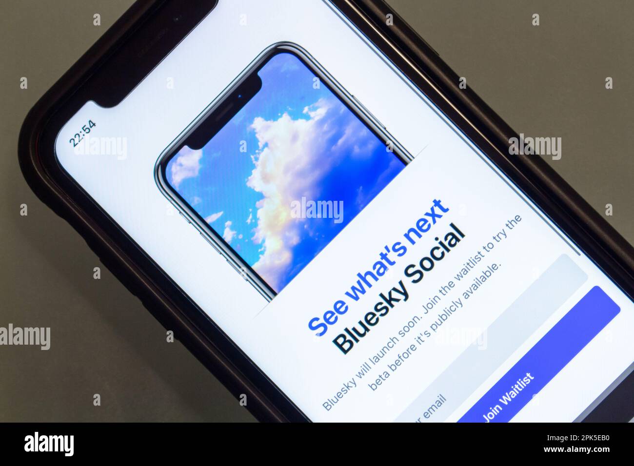 Vancouver, KANADA - März 29 2023 : Bluesky Social-Website auf dem iPhone. BlueSky ist eine Initiative zur Entwicklung eines dezentralisierten Protokolls für soziale Netzwerke Stockfoto