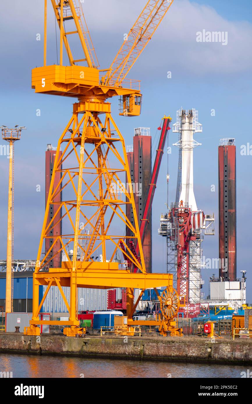 Lloyd Werft, Werft im Überseehafen Bremerhaven, arbeitet auf dem Offshore-Arbeitsschiff, dem Kranschiff Wind Lift 1, in Kaiserhafen 3, Bremen, Germ Stockfoto