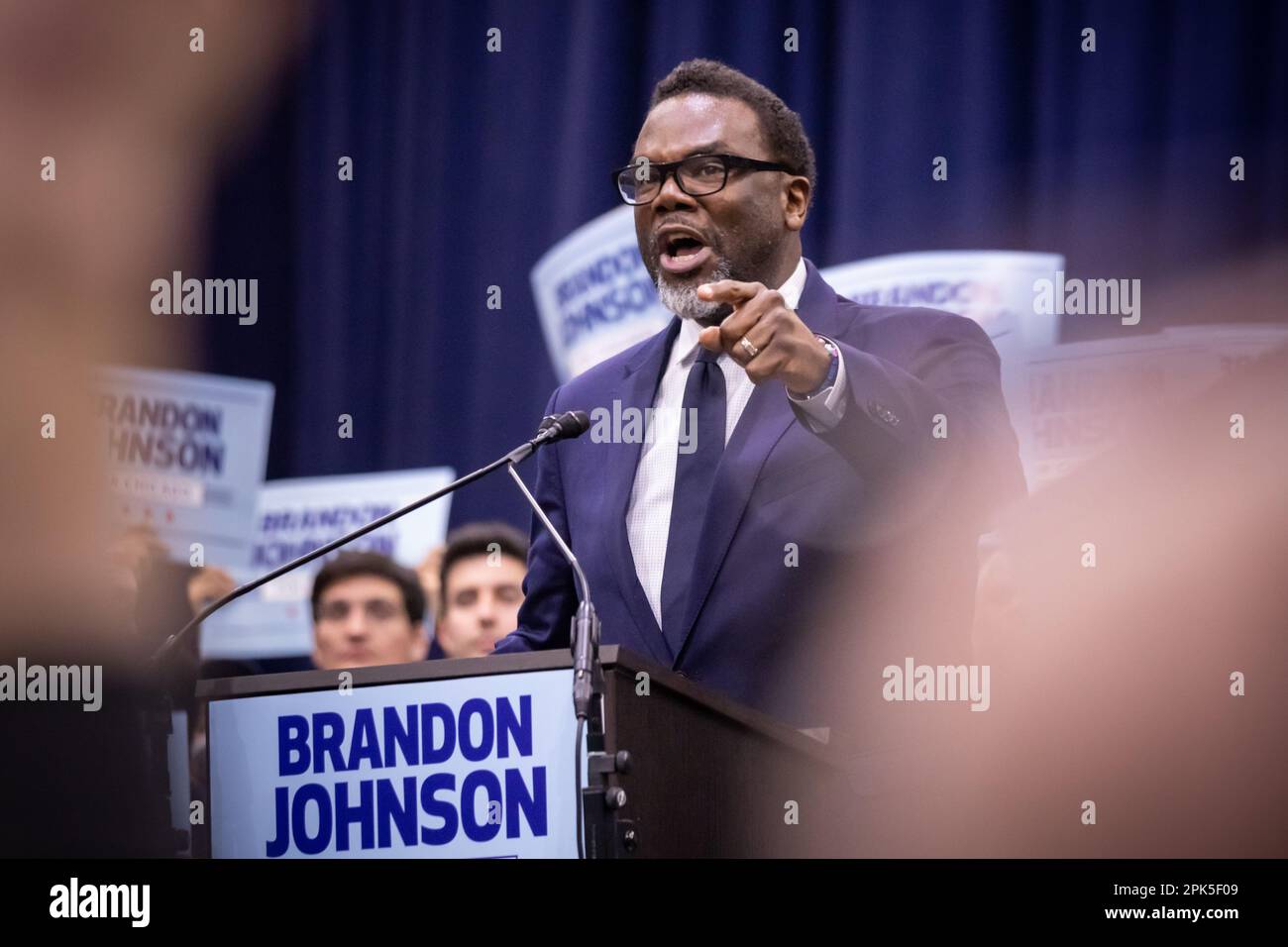 Brandon Johnson spricht vor einer Menge Unterstützer in Chicago bei einer Kundgebung für seine Bürgermeisterkampagne am 3. Oktober 30/23 in der Credit 1 Arena der University of Illinois Chicago. Stockfoto