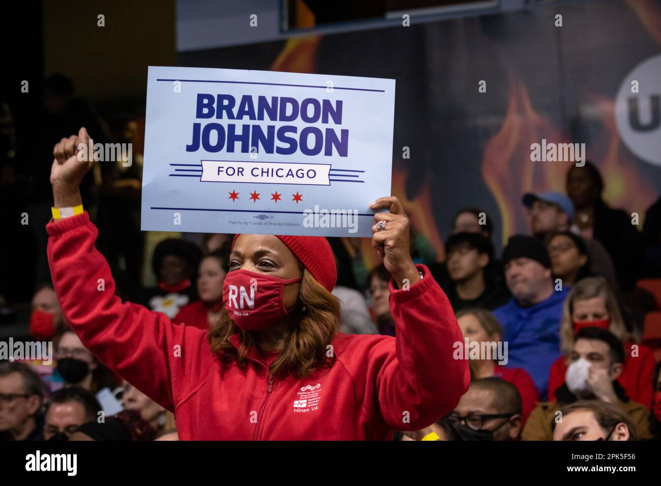 Befürworter von Brandon Johnson als Bürgermeister bei einer Kundgebung in Chicago am 3./30/23 in der Credit 1 Arena der University of Illinois Chicago. Stockfoto