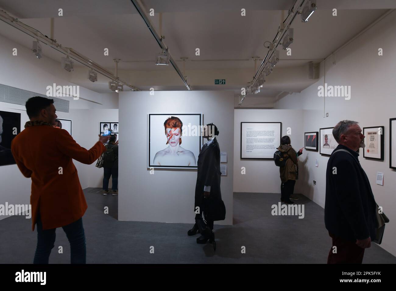 London, UK, 6. April 2023, fünfzig Jahre seit der Veröffentlichung des Aladdin Sane Albums von David Bowie. Der Fotograf Brian Duffy arbeitete mit David Bowie zusammen, um das legendäre Blitzlichtporträt zu erstellen. Es befasst sich mit der Gestaltung der Kunstwerke sowie einer herausragenden Reihe von Livemusik und Vorträgen, die vom Album inspiriert wurden. Diese Ausstellung findet vom 6. April bis zum 28. Mai 2023 im Southbank Centre, Andrew Lalchan Photography/Alamy Live News, statt Stockfoto